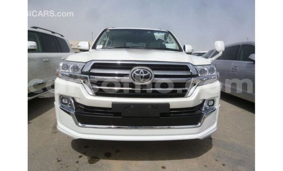 Sayi Imported Toyota Land Cruiser White Mota in Import - Dubai a Maseru Sayi Imported Toyota Land Cruiser White Mota in Import - Dubai a Maseru