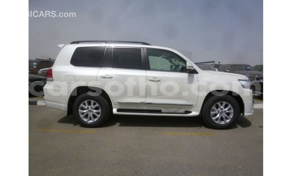 Sayi Imported Toyota Land Cruiser White Mota in Import - Dubai a Maseru Sayi Imported Toyota Land Cruiser White Mota in Import - Dubai a Maseru