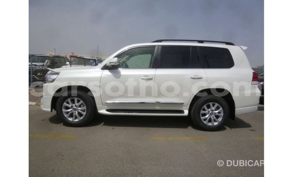 Sayi Imported Toyota Land Cruiser White Mota in Import - Dubai a Maseru Sayi Imported Toyota Land Cruiser White Mota in Import - Dubai a Maseru