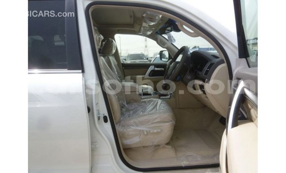 Sayi Imported Toyota Land Cruiser White Mota in Import - Dubai a Maseru Sayi Imported Toyota Land Cruiser White Mota in Import - Dubai a Maseru