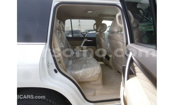 Sayi Imported Toyota Land Cruiser White Mota in Import - Dubai a Maseru Sayi Imported Toyota Land Cruiser White Mota in Import - Dubai a Maseru
