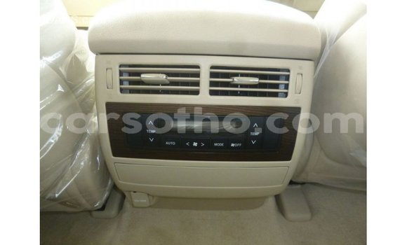 Sayi Imported Toyota Land Cruiser White Mota in Import - Dubai a Maseru Sayi Imported Toyota Land Cruiser White Mota in Import - Dubai a Maseru