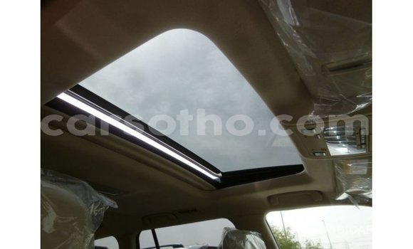 Sayi Imported Toyota Land Cruiser White Mota in Import - Dubai a Maseru Sayi Imported Toyota Land Cruiser White Mota in Import - Dubai a Maseru