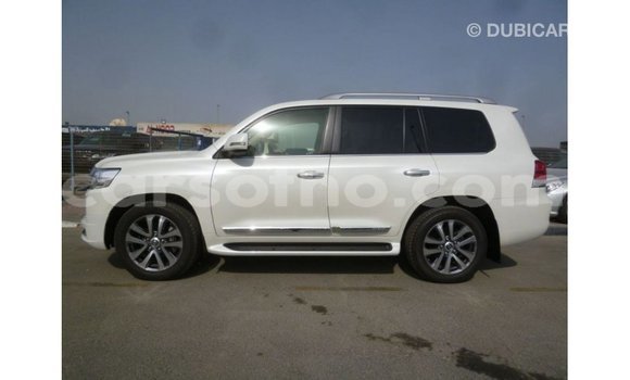 Acheter Import Voiture Toyota Land Cruiser Blanc à Import - Dubai, Maseru Acheter Import Voiture Toyota Land Cruiser Blanc à Import - Dubai, Maseru