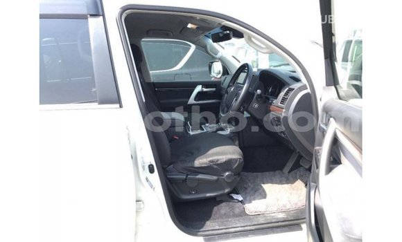 اشتري Imported Toyota Land Cruiser White سيارة في Import - Dubai في Maseru اشتري Imported Toyota Land Cruiser White سيارة في Import - Dubai في Maseru