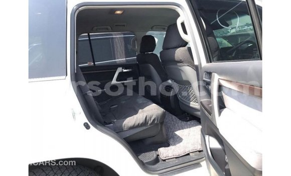 اشتري Imported Toyota Land Cruiser White سيارة في Import - Dubai في Maseru اشتري Imported Toyota Land Cruiser White سيارة في Import - Dubai في Maseru