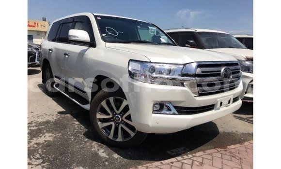 Sayi Imported Toyota Land Cruiser White Mota in Import - Dubai a Maseru Sayi Imported Toyota Land Cruiser White Mota in Import - Dubai a Maseru
