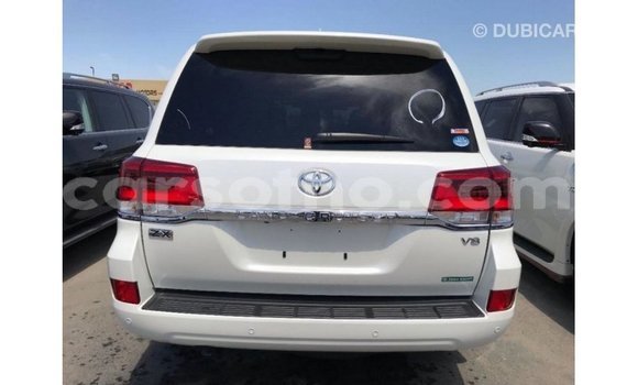 Sayi Imported Toyota Land Cruiser White Mota in Import - Dubai a Maseru Sayi Imported Toyota Land Cruiser White Mota in Import - Dubai a Maseru