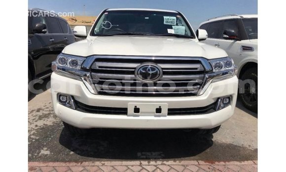 Sayi Imported Toyota Land Cruiser White Mota in Import - Dubai a Maseru Sayi Imported Toyota Land Cruiser White Mota in Import - Dubai a Maseru