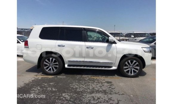 Sayi Imported Toyota Land Cruiser White Mota in Import - Dubai a Maseru Sayi Imported Toyota Land Cruiser White Mota in Import - Dubai a Maseru