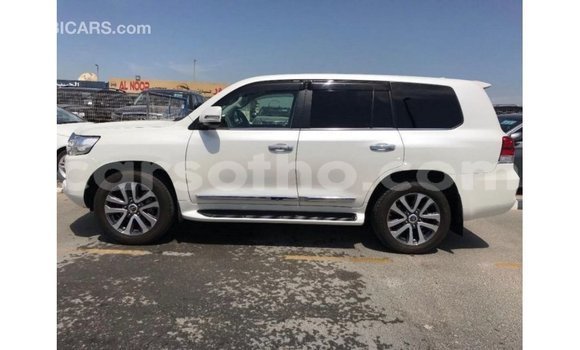 Sayi Imported Toyota Land Cruiser White Mota in Import - Dubai a Maseru Sayi Imported Toyota Land Cruiser White Mota in Import - Dubai a Maseru