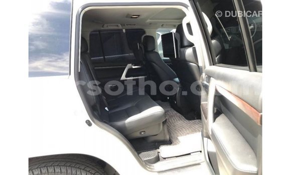 Sayi Imported Toyota Land Cruiser White Mota in Import - Dubai a Maseru Sayi Imported Toyota Land Cruiser White Mota in Import - Dubai a Maseru