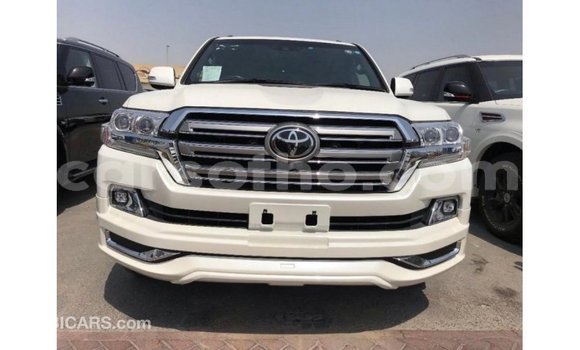 Sayi Imported Toyota Land Cruiser White Mota in Import - Dubai a Maseru Sayi Imported Toyota Land Cruiser White Mota in Import - Dubai a Maseru
