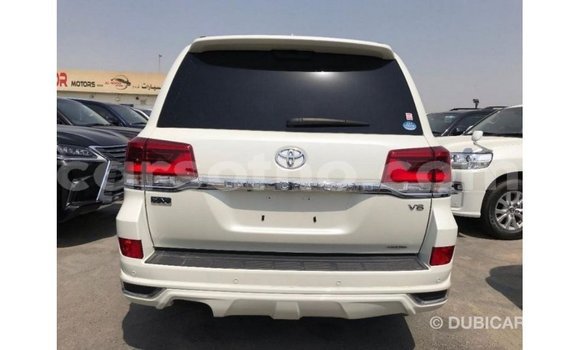 Sayi Imported Toyota Land Cruiser White Mota in Import - Dubai a Maseru Sayi Imported Toyota Land Cruiser White Mota in Import - Dubai a Maseru