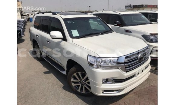 Sayi Imported Toyota Land Cruiser White Mota in Import - Dubai a Maseru Sayi Imported Toyota Land Cruiser White Mota in Import - Dubai a Maseru