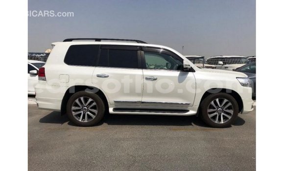 Sayi Imported Toyota Land Cruiser White Mota in Import - Dubai a Maseru Sayi Imported Toyota Land Cruiser White Mota in Import - Dubai a Maseru