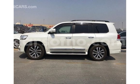 Sayi Imported Toyota Land Cruiser White Mota in Import - Dubai a Maseru Sayi Imported Toyota Land Cruiser White Mota in Import - Dubai a Maseru