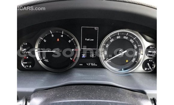 Sayi Imported Toyota Land Cruiser White Mota in Import - Dubai a Maseru Sayi Imported Toyota Land Cruiser White Mota in Import - Dubai a Maseru