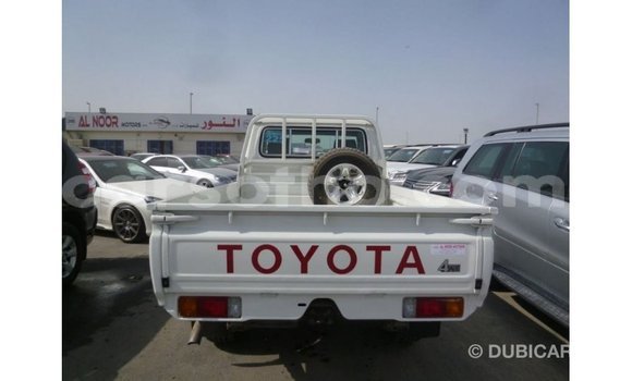 Sayi Imported Toyota Land Cruiser White Mota in Import - Dubai a Maseru Sayi Imported Toyota Land Cruiser White Mota in Import - Dubai a Maseru
