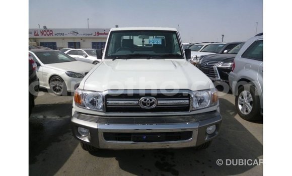 Sayi Imported Toyota Land Cruiser White Mota in Import - Dubai a Maseru Sayi Imported Toyota Land Cruiser White Mota in Import - Dubai a Maseru