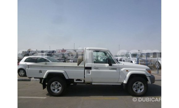 Sayi Imported Toyota Land Cruiser White Mota in Import - Dubai a Maseru Sayi Imported Toyota Land Cruiser White Mota in Import - Dubai a Maseru