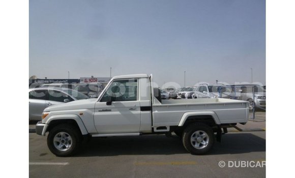 Sayi Imported Toyota Land Cruiser White Mota in Import - Dubai a Maseru Sayi Imported Toyota Land Cruiser White Mota in Import - Dubai a Maseru