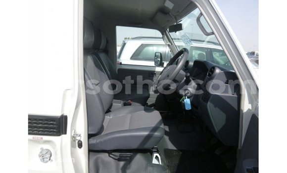 Sayi Imported Toyota Land Cruiser White Mota in Import - Dubai a Maseru Sayi Imported Toyota Land Cruiser White Mota in Import - Dubai a Maseru