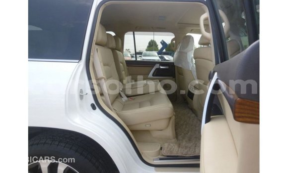 اشتري Imported Toyota Land Cruiser White سيارة في Import - Dubai في Maseru اشتري Imported Toyota Land Cruiser White سيارة في Import - Dubai في Maseru