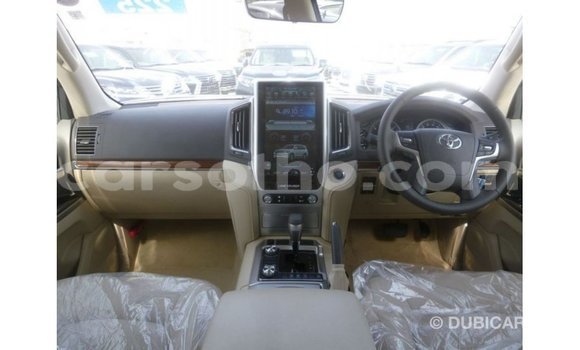 Sayi Imported Toyota Land Cruiser White Mota in Import - Dubai a Maseru Sayi Imported Toyota Land Cruiser White Mota in Import - Dubai a Maseru