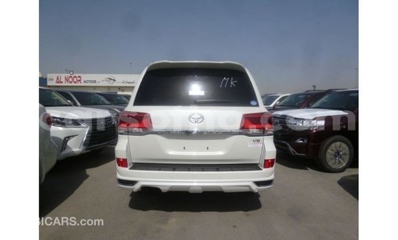 Sayi Imported Toyota Land Cruiser White Mota in Import - Dubai a Maseru Sayi Imported Toyota Land Cruiser White Mota in Import - Dubai a Maseru