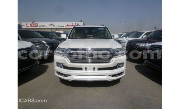 Sayi Imported Toyota Land Cruiser White Mota in Import - Dubai a Maseru Sayi Imported Toyota Land Cruiser White Mota in Import - Dubai a Maseru