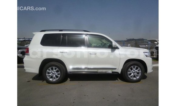 Sayi Imported Toyota Land Cruiser White Mota in Import - Dubai a Maseru Sayi Imported Toyota Land Cruiser White Mota in Import - Dubai a Maseru