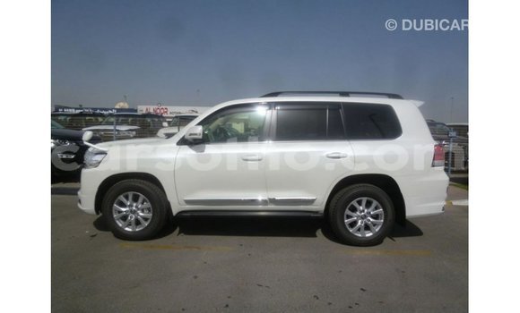 Sayi Imported Toyota Land Cruiser White Mota in Import - Dubai a Maseru Sayi Imported Toyota Land Cruiser White Mota in Import - Dubai a Maseru