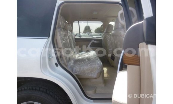 Sayi Imported Toyota Land Cruiser White Mota in Import - Dubai a Maseru Sayi Imported Toyota Land Cruiser White Mota in Import - Dubai a Maseru