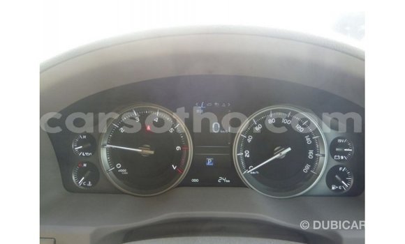 Sayi Imported Toyota Land Cruiser White Mota in Import - Dubai a Maseru Sayi Imported Toyota Land Cruiser White Mota in Import - Dubai a Maseru