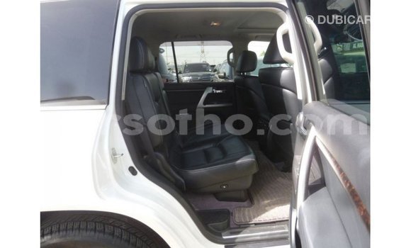 اشتري Imported Toyota Land Cruiser White سيارة في Import - Dubai في Maseru اشتري Imported Toyota Land Cruiser White سيارة في Import - Dubai في Maseru