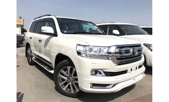 Sayi Imported Toyota Land Cruiser White Mota in Import - Dubai a Maseru Sayi Imported Toyota Land Cruiser White Mota in Import - Dubai a Maseru