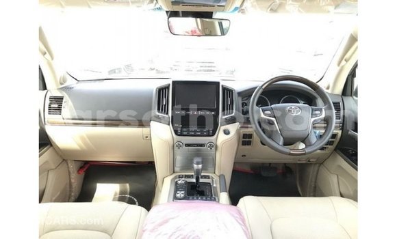 Sayi Imported Toyota Land Cruiser White Mota in Import - Dubai a Maseru Sayi Imported Toyota Land Cruiser White Mota in Import - Dubai a Maseru