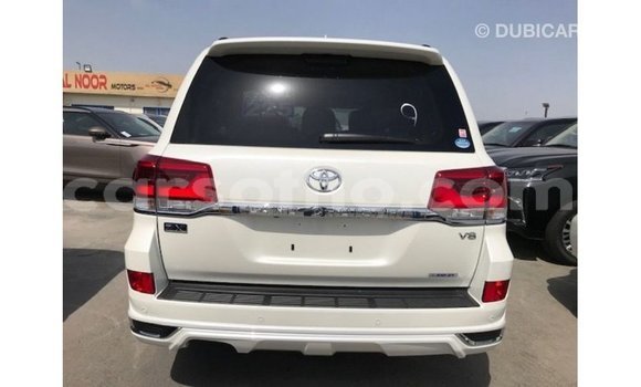 Sayi Imported Toyota Land Cruiser White Mota in Import - Dubai a Maseru Sayi Imported Toyota Land Cruiser White Mota in Import - Dubai a Maseru