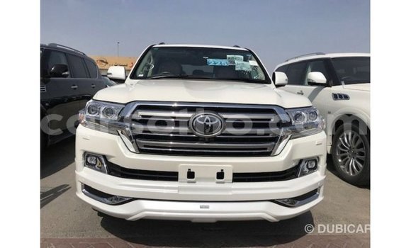 Sayi Imported Toyota Land Cruiser White Mota in Import - Dubai a Maseru Sayi Imported Toyota Land Cruiser White Mota in Import - Dubai a Maseru