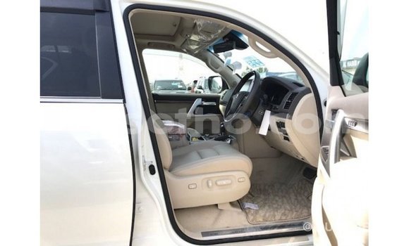Sayi Imported Toyota Land Cruiser White Mota in Import - Dubai a Maseru Sayi Imported Toyota Land Cruiser White Mota in Import - Dubai a Maseru