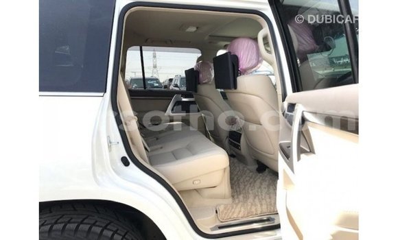 Sayi Imported Toyota Land Cruiser White Mota in Import - Dubai a Maseru Sayi Imported Toyota Land Cruiser White Mota in Import - Dubai a Maseru
