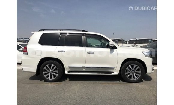 Sayi Imported Toyota Land Cruiser White Mota in Import - Dubai a Maseru Sayi Imported Toyota Land Cruiser White Mota in Import - Dubai a Maseru