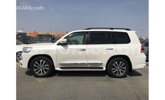 Sayi Imported Toyota Land Cruiser White Mota in Import - Dubai a Maseru Sayi Imported Toyota Land Cruiser White Mota in Import - Dubai a Maseru