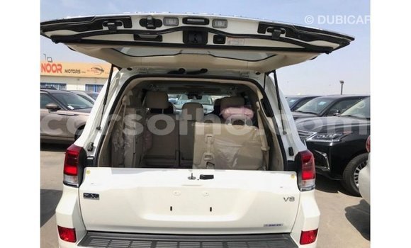 Sayi Imported Toyota Land Cruiser White Mota in Import - Dubai a Maseru Sayi Imported Toyota Land Cruiser White Mota in Import - Dubai a Maseru