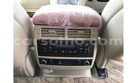 Sayi Imported Toyota Land Cruiser White Mota in Import - Dubai a Maseru Sayi Imported Toyota Land Cruiser White Mota in Import - Dubai a Maseru