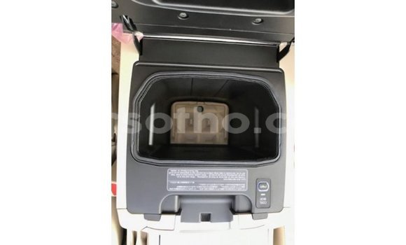 Sayi Imported Toyota Land Cruiser White Mota in Import - Dubai a Maseru Sayi Imported Toyota Land Cruiser White Mota in Import - Dubai a Maseru