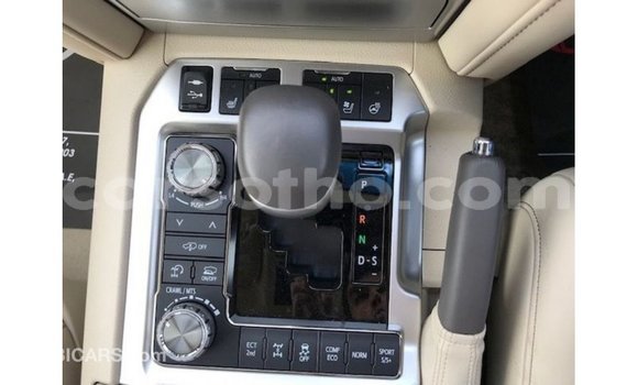 Sayi Imported Toyota Land Cruiser White Mota in Import - Dubai a Maseru Sayi Imported Toyota Land Cruiser White Mota in Import - Dubai a Maseru
