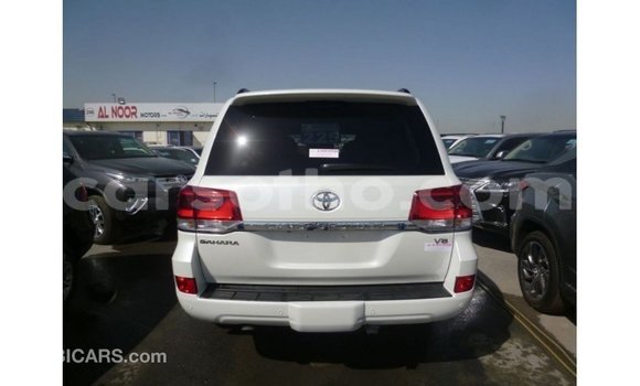 Sayi Imported Toyota Land Cruiser White Mota in Import - Dubai a Maseru Sayi Imported Toyota Land Cruiser White Mota in Import - Dubai a Maseru