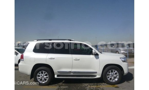 Sayi Imported Toyota Land Cruiser White Mota in Import - Dubai a Maseru Sayi Imported Toyota Land Cruiser White Mota in Import - Dubai a Maseru
